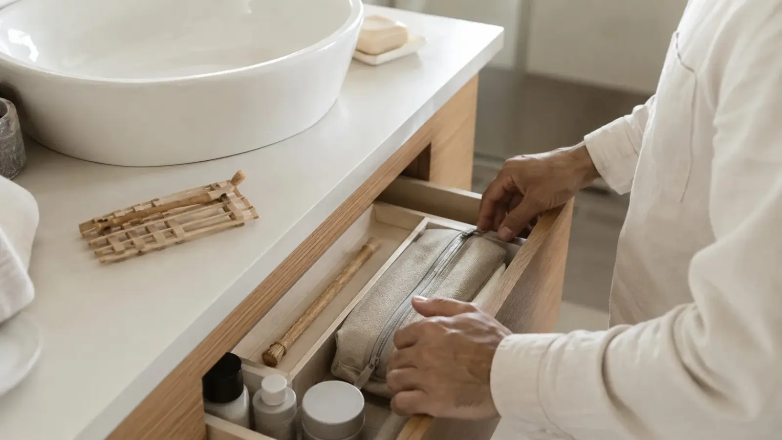 Organisation simple d’un miswak actif et d’un miswak de réserve dans une salle de bain consciente.